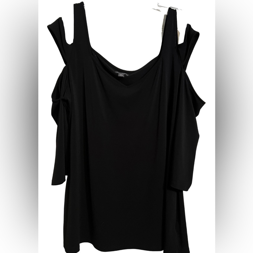 Bold Elements Cold Shoulder 3/4 Sleeve Top